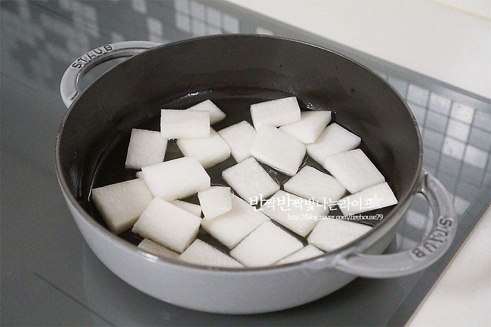 냄비에 무와 밑간 한 고사리를 담아줍니다. 멸치 다시마 육수를 부어주어요. 재료가 자작하게 잠길 정도 부어주는데 국물양은 기호에 따라 가감하여 주세요. 무와 고사리가 어우러지도록 먼저 끓여줍니다. 무가 반 이상 익으면 손질하여둔 생선을 넣어요. 양파와 나머지 양념 1/2도 같이 넣고 끓여요. 간이 고르게 스며들도록 국물을 끼얹어가며 끓여줍니다. 재료가 어우러지면서 특유의 시원한 감칠맛이 느껴지는데요. 부족한 간은 소금으로 더해줍니다. 조기가 먹기 좋게 익으면 대파와 고추를 넣고 마무리해요. 시원하고 매콤한 감칠맛이 매력입니다. 조기가 통째로 익으면서 바다 감칠맛이 우러나 국물 맛이 깊답니다. 영상도 같이 담았어요. 칼칼하게 고추를 넣어주었더니 입맛 당기는 매콤함이 잘 어울리는데요. 쑥갓을 올려주시면 더 풍미가 좋아요. 조기살의 바다 감칠맛과 고사리까지 건져 먹는 맛 두 가지 재료가 찰떡같이 어울려요~ 조기매운탕 만드는 법 맛깔난 조기요리 끓여드세요^^ 끄읕 !