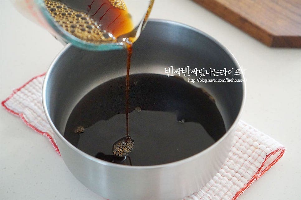 샐러리 장아찌 절임장을 준비해요. 요즘은 옛날처럼 간을 세게 먹지 않으며 저장할 수 있는 냉장고도 더 잘 나오죠. 기본 비율은 간장 1: 설탕 1: 식초 1라고 생각하시고 입맛에 맞게 간을 조절하여 주시면 됩니다. 짠맛을 줄이고, 샐러리와 양파의 단맛이 나오기 때문에 단맛도 조절하여 주었습니다. 들어가는 양을 참고하시어 입맛에 맞게 맞추어주시는 게 가장 좋아요. 진간장 250ml, 물 250ml 황설탕 150ml, 매실액 50ml 식초 200ml, 소주 150ml 냄비에 부어줍니다. 설탕과 함께 매실액을 넣어 단맛을 풍부하게 살리고, 식초 같은 경우 끓인 뒤 마지막에 넣으셔도 됩니다. 우리 집은 신랑이 신맛을 좋아하지 않아 같이 넣고 끓여 신맛을 중화시켜주고, 양도 조금 줄여 넣어줍니다. 앞서 말한 대로 양파와 샐러리에서 나오는 은은한 단맛이 있어 설탕은 조절해 주셔도 좋습니다. 절임장을 불 위에 올려 끓여줍니다. 파르르 끓어오르면 바로 불을 끕니다. 이렇게 끓고 바로 불을 꺼주시면 신맛도 중화되어 느껴지고, 소주의 알코올 성분이 남아 보관 시에 도움이 됩니다.