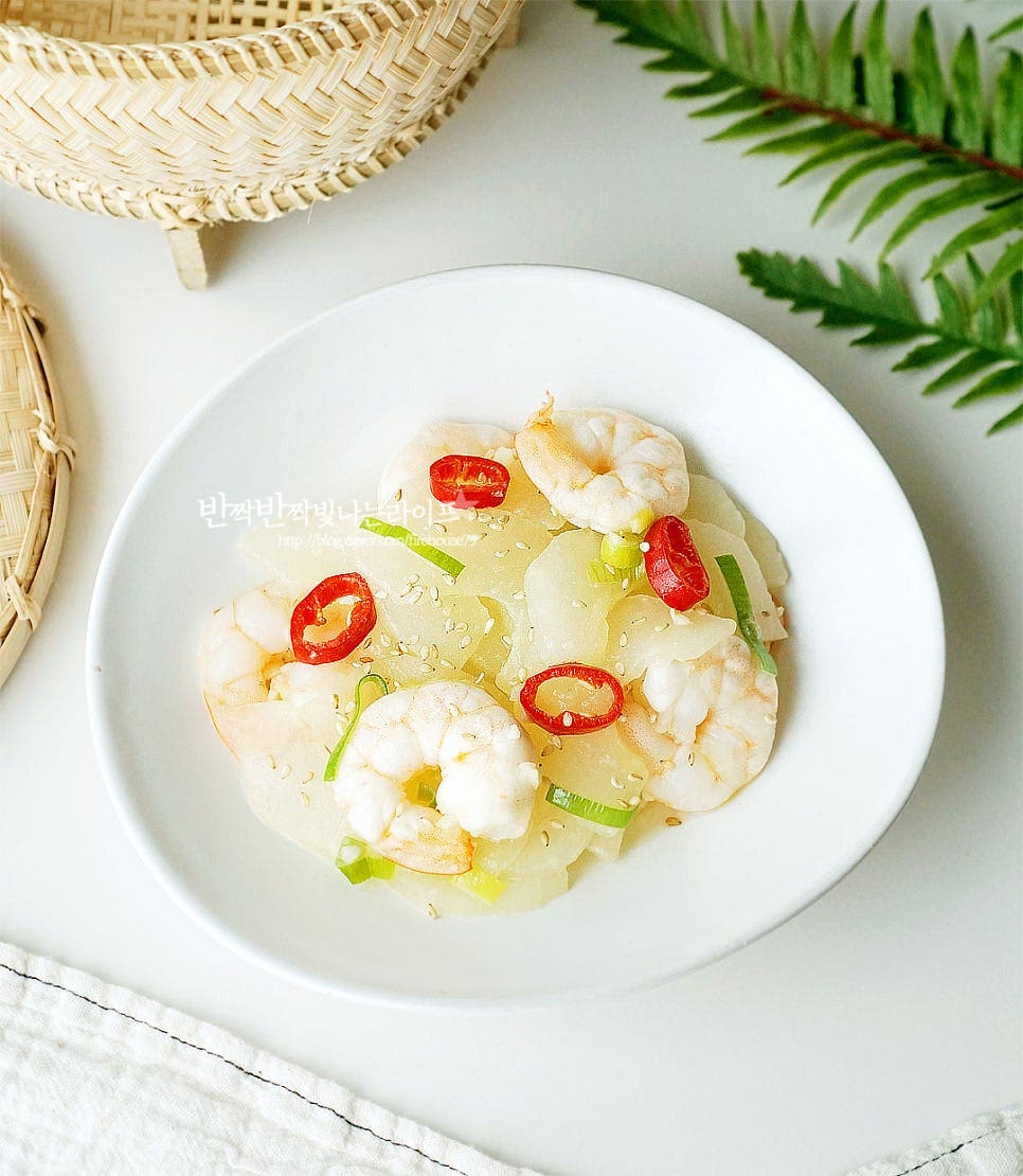 완성한 노각볶음은 접시에 담은 뒤 통깨를 뿌려줍니다. 깔끔하고 시원한 맛과 새우살의 감칠맛이 어우러져 맛있어요. 영상도 같이 담았어요. 노각은 쓴맛을 제거하기 위해 씨와 속을 깔끔하게 제거하고 재료의 수분으로 촉촉하고 부드럽게 요리하면 무침과 또 다른 맛으로 반찬이 된답니다. 맛있는 레시피로 요리해드세요. 끄읕 !