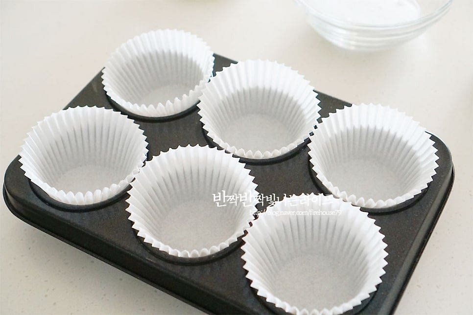 머핀틀에 유산지를 깔아줍니다. 베이킹을 시작하기 전에 재료의 준비와 계량, 기본적인 세팅을 한 뒤 요리를 시작하는 게 좋습니다.