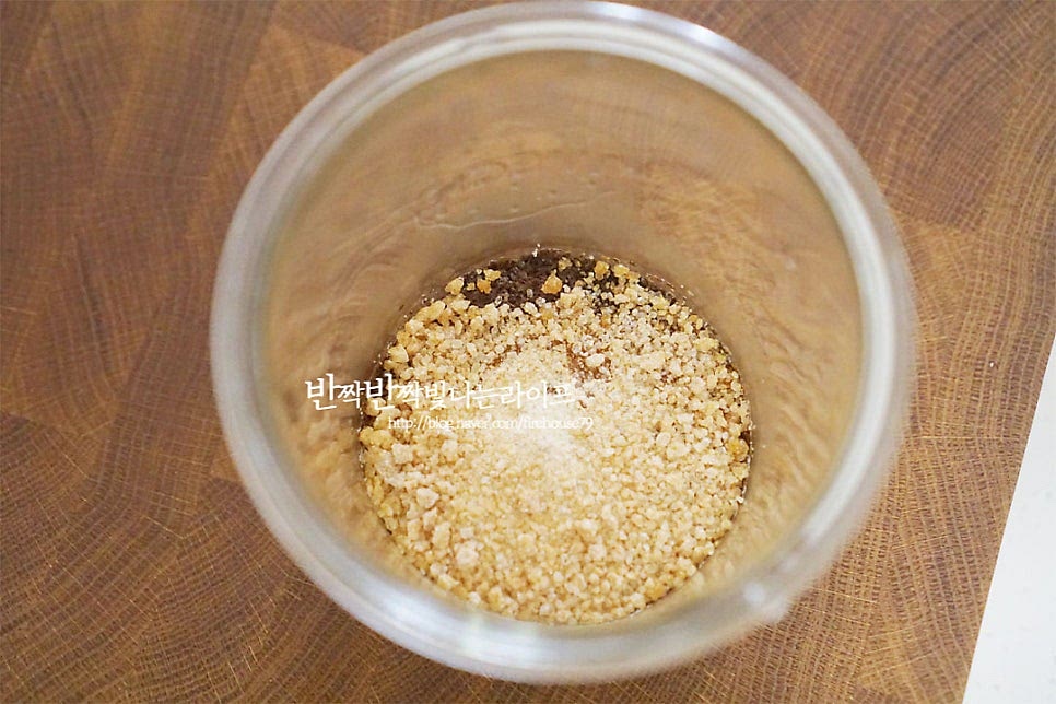 찻잎이 우러나면 설탕을 넣어 달콤한 감칠맛을 더해줍니다. 설탕의 종류에 따라 맛의 풍미를 달리 만들 수 있는데요. 흰설탕보다는 비정제 황설탕을 넣으면 진하고 깊이 있는 맛을 낼 수 있어요. 저는 앵무새모양의 설탕을 사용했는데 은은한 단맛이 늘 좋아요. 우유의 고소함을 살려주는 소금 한꼬집을 넣어줍니다. 소금은 짜지 않게 아주 약간 넣어주는데요. 그럼 조금 더 고소하고 단맛도 풍부해집니다. 우린 홍차에 넣고 녹여줍니다. 단맛은 입맛에 맞게 조절해 주면 되는데 차갑게 먹을 땐 조금 달게 만들어도 좋습니다.