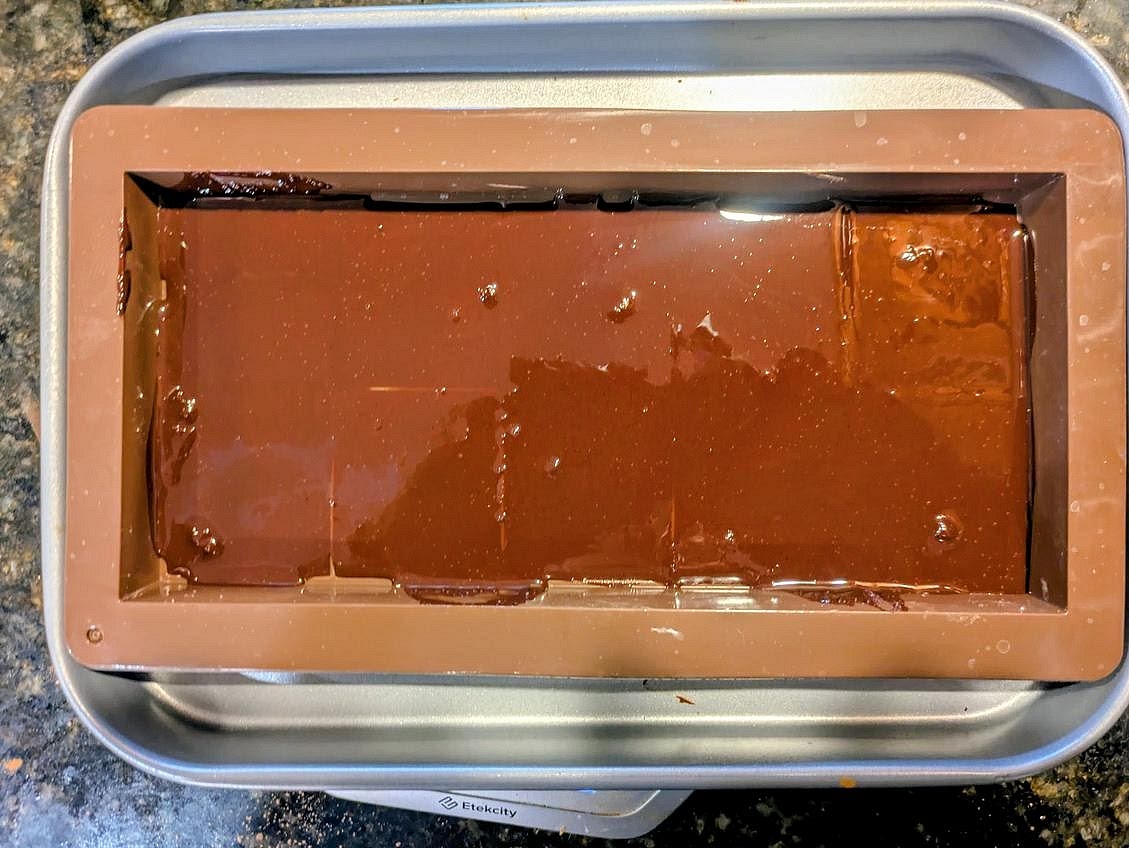 Pour half of your melted chocolate (80 g) into the thick chocolate mold. Spread to all sides, and freeze as you prepare the filling