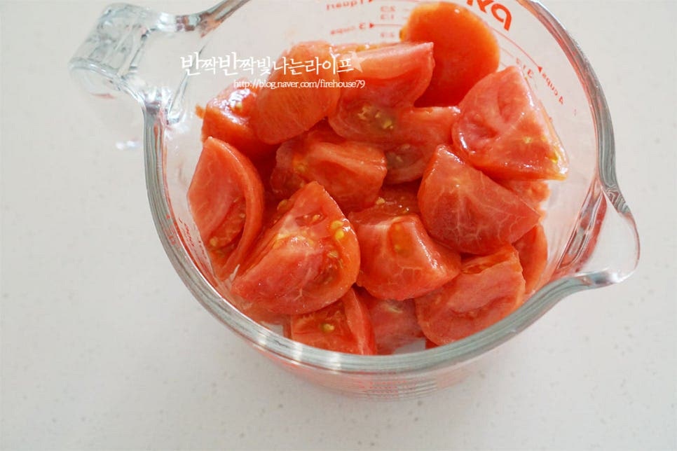 토마토 과육을 담아줍니다. 상큼하게 그대로 갈아서 마셔도 되지만 감칠맛과 영양 흡수를 도울 수 있도록 올리브오일 1 큰 술, 소금 한 꼬집 레몬즙 1/2 큰 술, 알룰로스 1 큰 술을 넣어줍니다. 품종에 따라 짭짤이는 짠맛이 있어 소금은 생략해 주고 단맛은 조금 가볍게 마시기 위해 알룰로스를 넣어주었습니다. 꿀이나 설탕, 아가베시럽 등을 넣어주고 단맛에 따라 양은 조절해 주세요. 몇 가지 양념을 더한 뒤 갈아주면 됩니다. 껍질을 제거한 과육이 부드러워 간단하게 핸드블렌더로 곱게 갈아주었습니다. 믹서기에 넣고 갈아도 좋습니다. 요즘 같은 더운 날씨에는 시원하게 마시면 더 맛있어요.