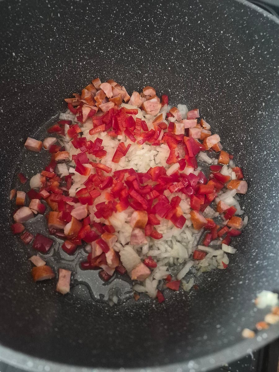 Am taiat ingredientele astea marunt si le calesc in ulei pana ceapa devine sticloasa