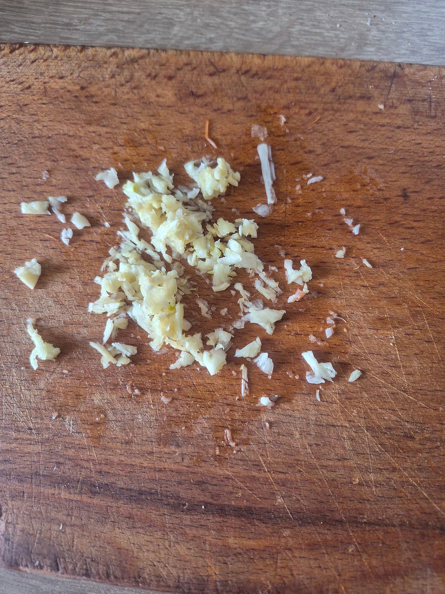 Dupa ce ouale s-au gatit, opresc plita si adaug usturoiul pisat (zdrobit). Las orezul sa se odihneasca o jum de ora (continua sa absoarba apa daca mai este).