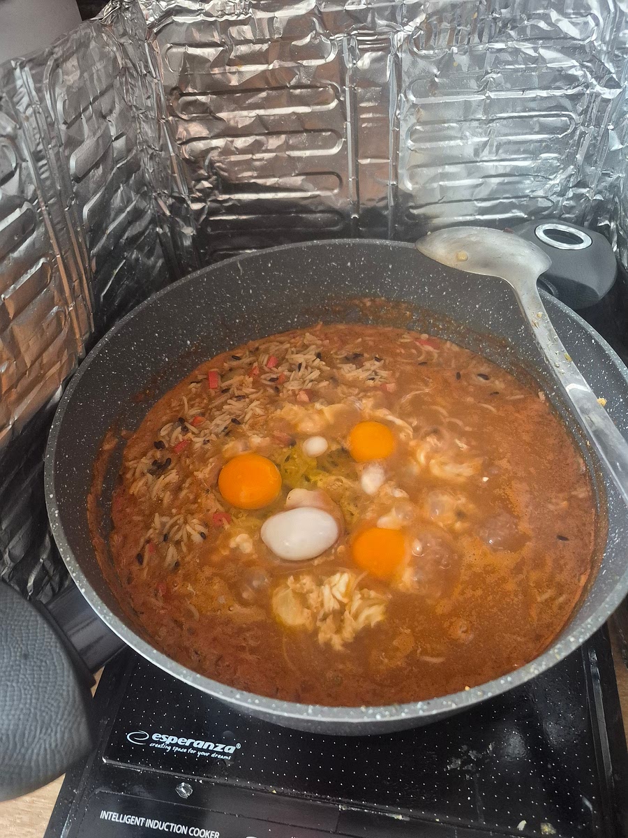 Am spart ouale intregi dar cred ca va fi mai simplu sa le bati separat si sa le adaugi asa in orezul care fierbe. Le amesteci cu orezul sa se gateasca ouale vreo 2 minute.