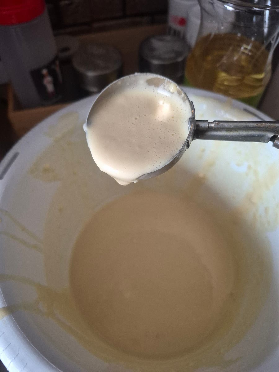 Amesteca ingredientele uscate. Adauga ingredientele lichide si omogenizeaza usor (nu amesteca excesiv).