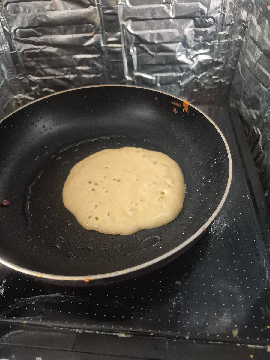 Picura foarte putin ulei in tigaie. Intinde cu pensula, pune un polonic mic din compozitie in tigaie. Coace la foc mediu pana apar bule la suprafata, apoi intoarce. Din cand in cand, intre pancake-uri, mai picura vreo doi picuri de ulei si intinde cu pensula.