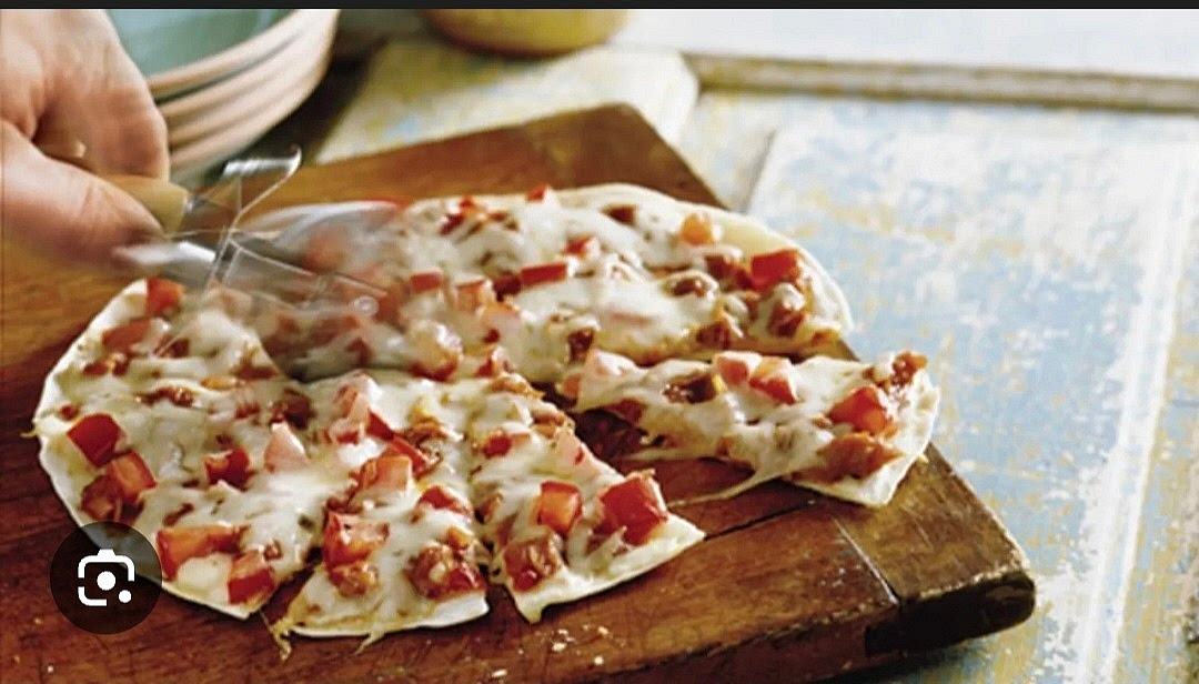 Ponla en el Horno hasta que este el queso derretido sobre la pizza y la Tortilla Crujiente