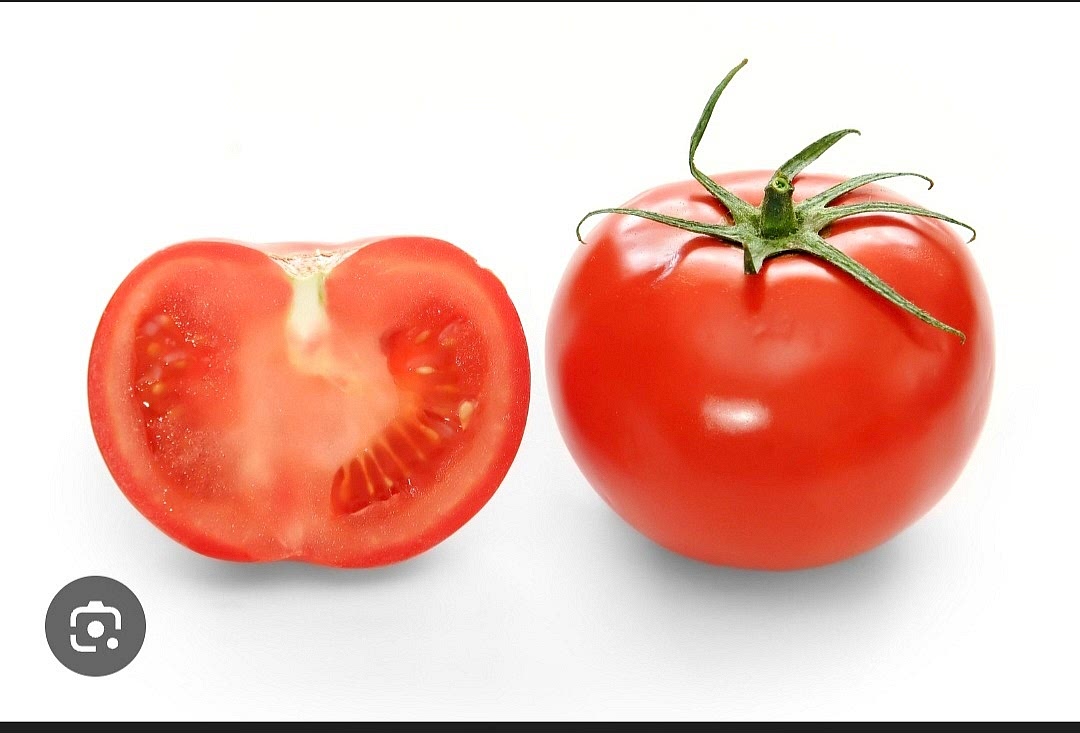 Pon Rodajas de Tomates Y Los Huevos en la Sartén