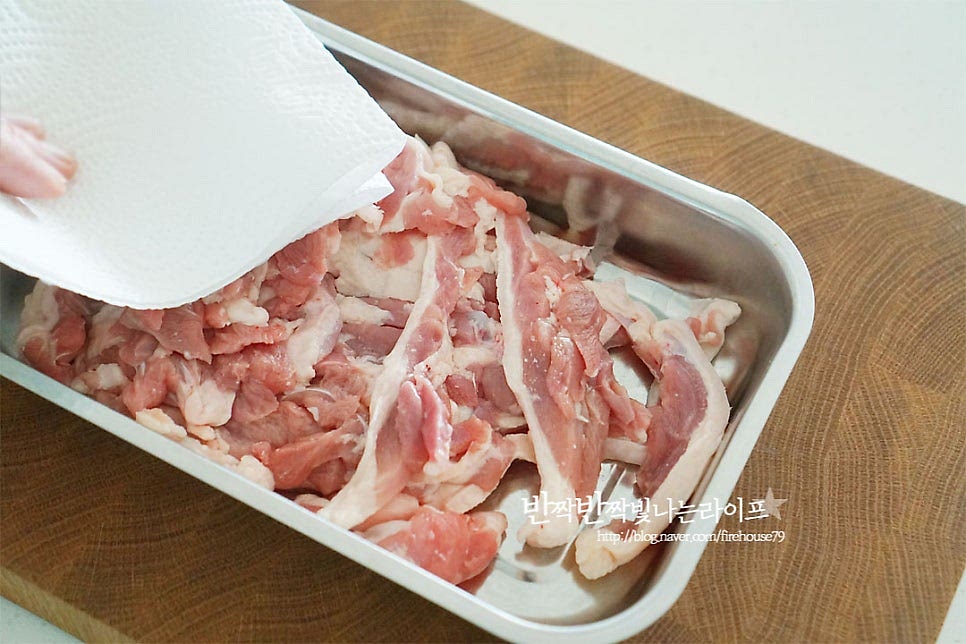 생오리 요리는 불포화지방산, 단백질이 풍부하여 더운 여름 보양식으로도 많이 챙겨 먹는데요. 쫄깃한 식감과 먹을수록 고소한 풍미를 맛볼 수 있어 양념에 재워 주물럭을 만들어 먹으면 맛있어요. 크기에 따라 한입에 먹기 좋게 자르고 가볍게 핏물을 제거해 누린내가 나지 않게 준비합니다.