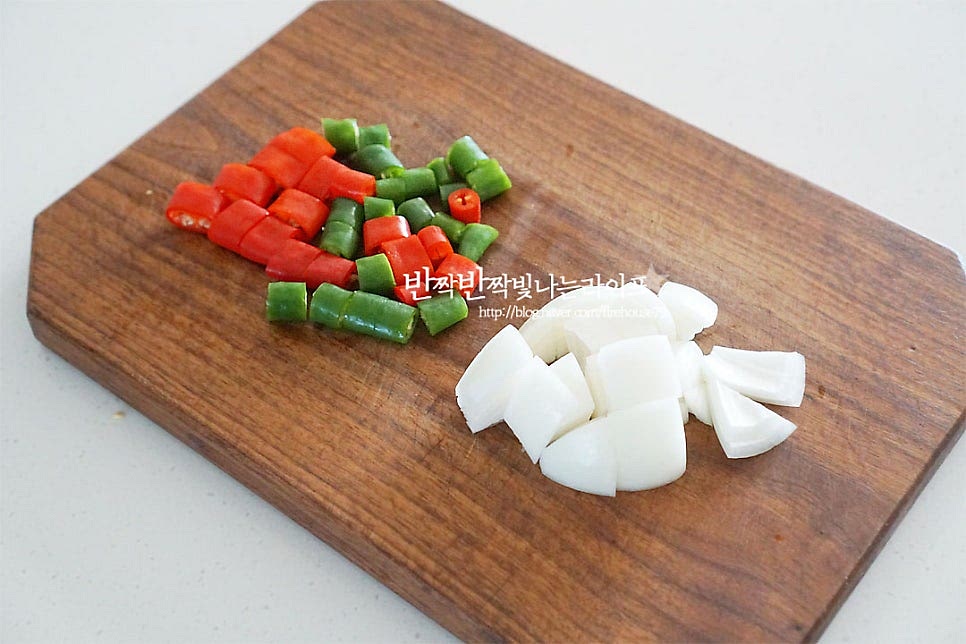 칼칼함을 더해줄 고추와 달큰한 양파도 한 입 크기로 썰어줍니다. 고추는 입맛에 맞게 준비해 주시고, 깔끔하게 만드시고 싶다면 씨는 털어내고 넣으셔도 됩니다. 먹기 좋게 썬 재료는 밀폐용기에 섞어 담아줍니다.
