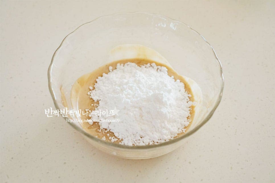 따로 덜어두었던 시럽에 슈가파우더를 넣고 덩어리지지 않게 잘 풀어줍니다. 걸쭉하면서 달콤하게 만들어지면 스콘 위로 자연스럽게 뿌려줍니다. 그리고 굳혀주면 완성입니다. 은은한 향과 달콤함이 어우러져 잼이나 버터를 곁들이지않고 그대로 먹어도 담백 고소한게 맛있어요. 영상도 같이 담았어요. 기본 버터스콘에 더해진 얼그레이의 향긋함이 더해져 색다른 레시피로 맛볼 수 있어요. 반죽을 만들 때 차가운 버터로 녹지않게 만들어주고, 휴지해준 뒤 굽기만하면 어렵지 않게 만들기도 좋고요. 얼그레이 스콘만들기 바삭하고 부드러운 담백함과 은은한 향이 어우러진 홈베이킹 즐겨보세요^^ 끄읕 !