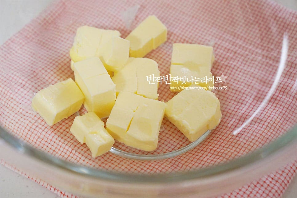 무염버터 100g은 차가운 상태로 준비합니다. 차가운 버터로 반죽을 만들어 바삭한 식감을 살려주는데요. 큐브 모양으로 잘라 담은 뒤 냉기가 있으면서 손가락으로 눌러보았을 때 자국이 남는 정도입니다. 휘핑기로 가볍게 풀어줍니다. 과하게 휘핑하게 되면 오히려 쿠키가 퍼지기 쉬우니 뭉친 것을 가볍게 풀어주세요.