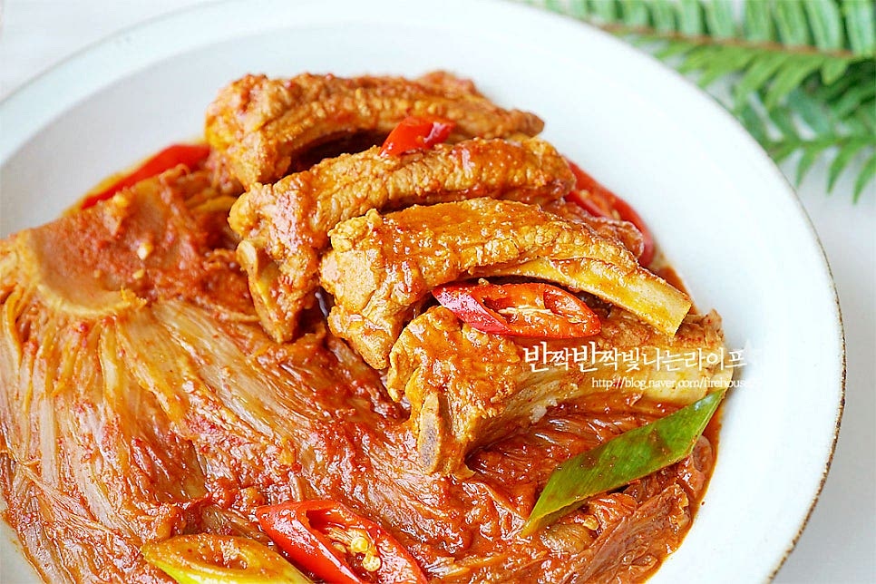 김치를 자르지 않고 통째로 같이 담으면 배추 결대로 찢어서 먹음 맛있어요. 뼈와 쉽게 분리될 정도로 잘 익은 등갈비를 김치에 감싸서 먹음 더 맛있고요. 영상도 같이 담았어요. 돼지고기 부위 중에서도 육향이 진한 등갈비는 김치와 요리했을 때 매콤한 감칠맛과 고소한 육향을 같이 맛볼 수 있어요. 푹 익은 묵은지와 고기의 맛이 어우러지도록 맛있게 요리해드세요. 끄읕 !