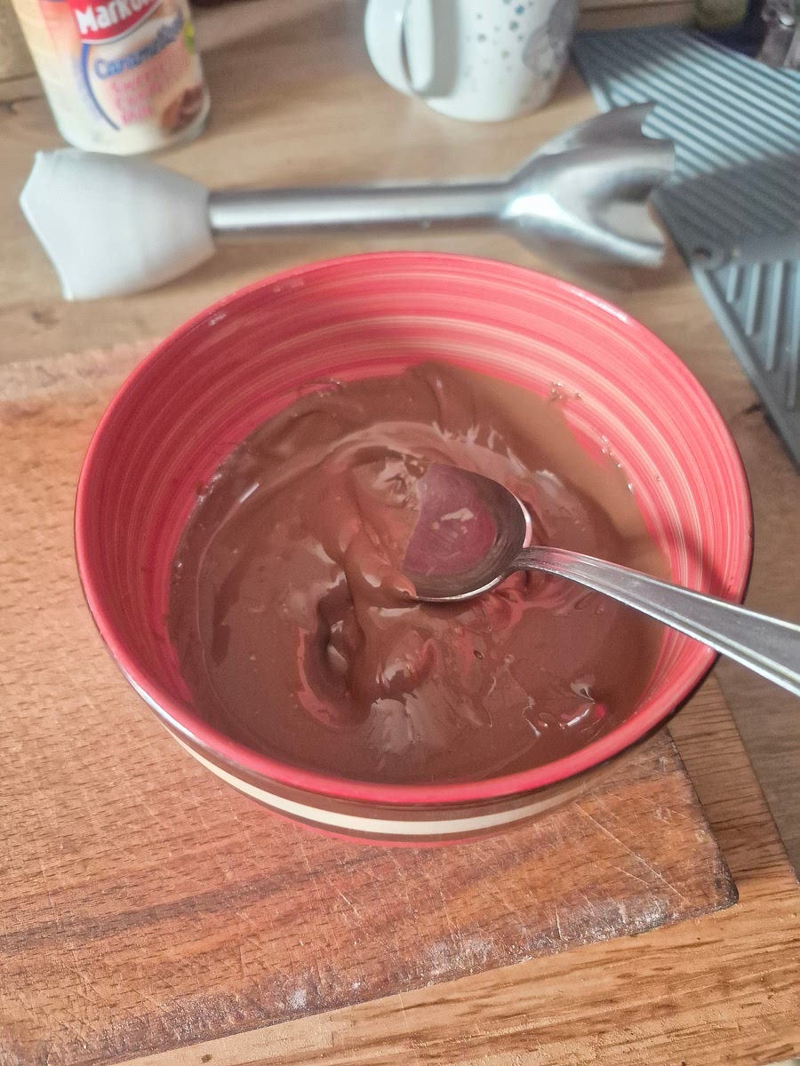 Topesti ciocolata pe baie de aburi, in oala cu fund dublu sau in cuptorul cu microunde si lasi deoparte