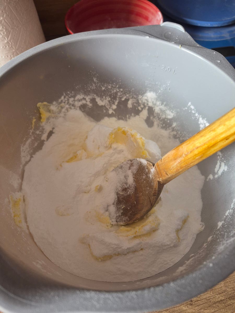 Freci margarina (care trebuie sa fie la temperatura camerei, nu direct din frigider) cu zaharul pana devine o crema