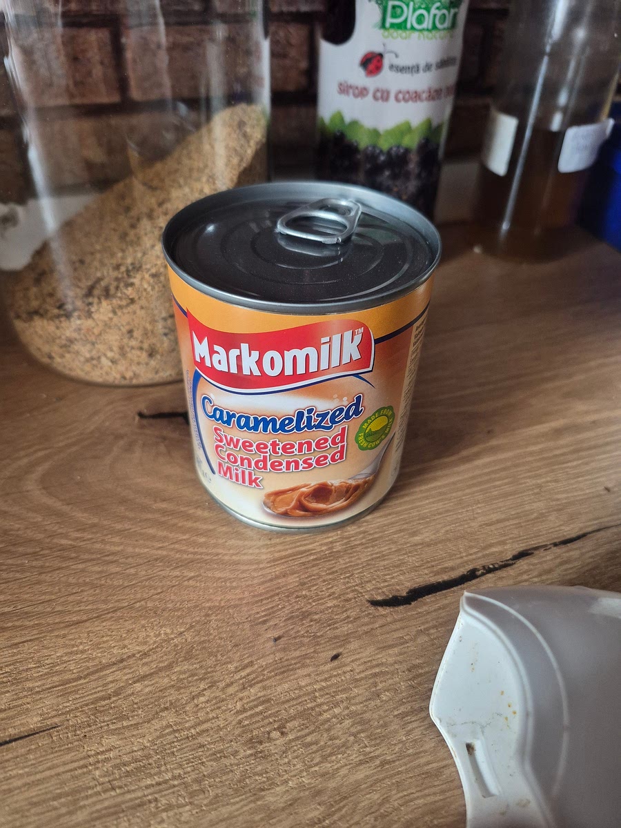 Adaugi in margarina frecata cu zahar si celelalte ingrediente si amesteci cu mixerul pana se omogenizeaza. Crema e suficienta pentru 3 straturi.