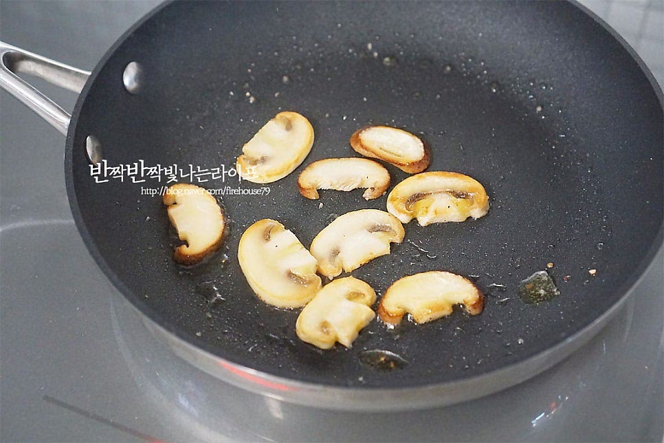 레스토랑처럼 풍성하게 만들기 위해 토핑으로 올려줄 버섯구이를 먼저 준비해요. 달군 팬에 올리브오일 2 큰 술을 두르고 위에 올려줄 양송이, 표고 두세 개씩 구워줍니다. 약간의 소금, 후추 간을 하여 노릇노릇 먹음직스럽게 구워준 뒤 따로 덜어 담아둡니다.