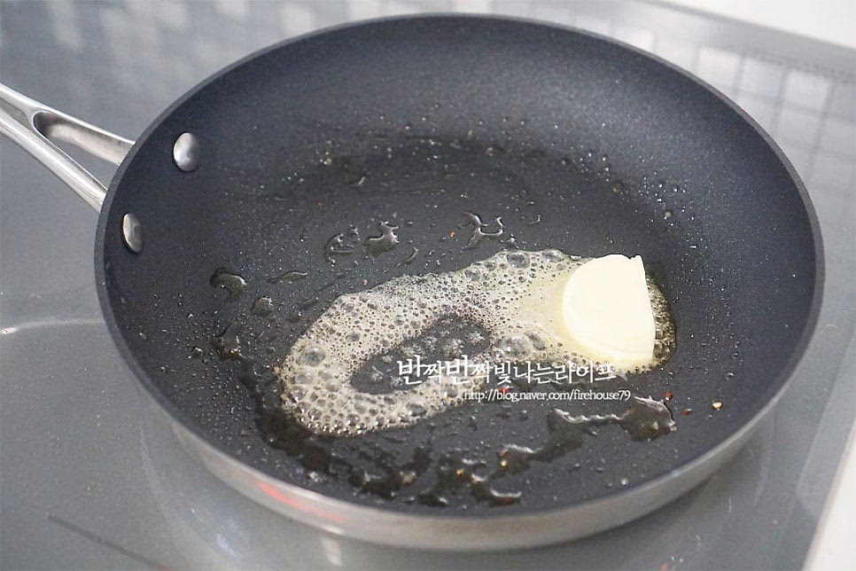 버섯을 덜어 담은 뒤 무염버터 15g을 녹여줍니다. 올리브오일과 함께 버터를 넣어주면 버섯크림리조또의 고소한 풍미를 더 깊고 진하게 요리할 수 있습니다. 버터가 녹으면 양파, 다진 마늘 2/3 큰 술을 넣고 중약불에서 타지 않게 향을 내어 볶아줍니다. 은은하게 향을 내어주고 양파가 투명 빛이 돌면 베이컨을 넣고 노릇하게 볶아줍니다. 베이컨에서 고소한 기름이 나오면 썰어둔 버섯을 넣어줍니다. 표고와 양송이 두 가지를 넣었는데 만송이나 새송이 등 좋아하는 종류를 넣어도 좋아요. 가볍게 소금, 후추 약간을 뿌려 익혀줍니다. 버섯 또한 다른 재료들과 어우러지도록 쫄깃하게 3~5분 볶아줍니다. 향이 서로 어우러지면서 점점 진한 풍미를 느낄 수 있어요.