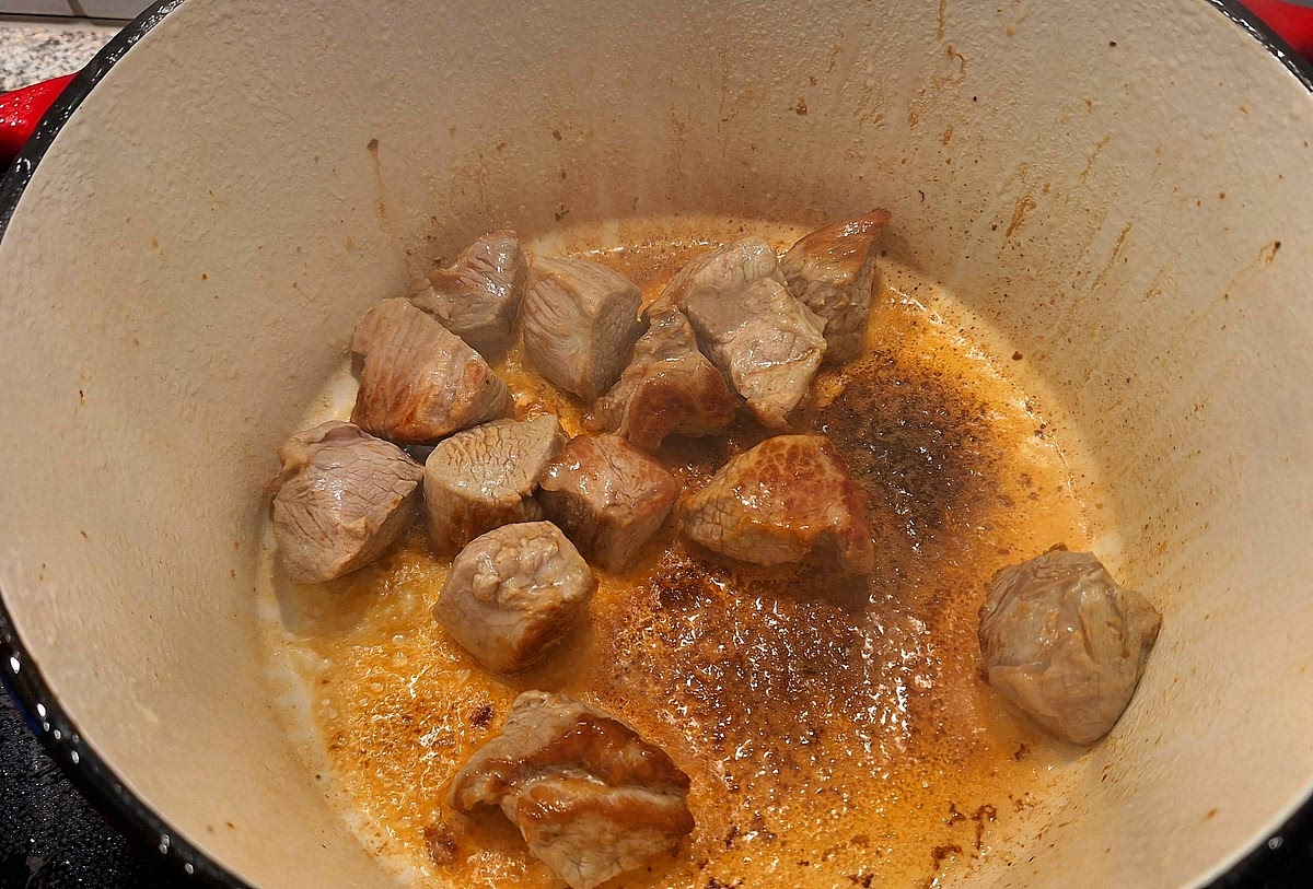 Bratbutter im Brattopf heiss werden lassen. Fleisch portionenweise je ca. 2 Min. anbraten, mit wenig Mehl bestäuben, herausnehmen, würzen. Hitze reduzieren, eingebtratene Kruste mit etwas Weisswein auflösen und einkochen lassen.