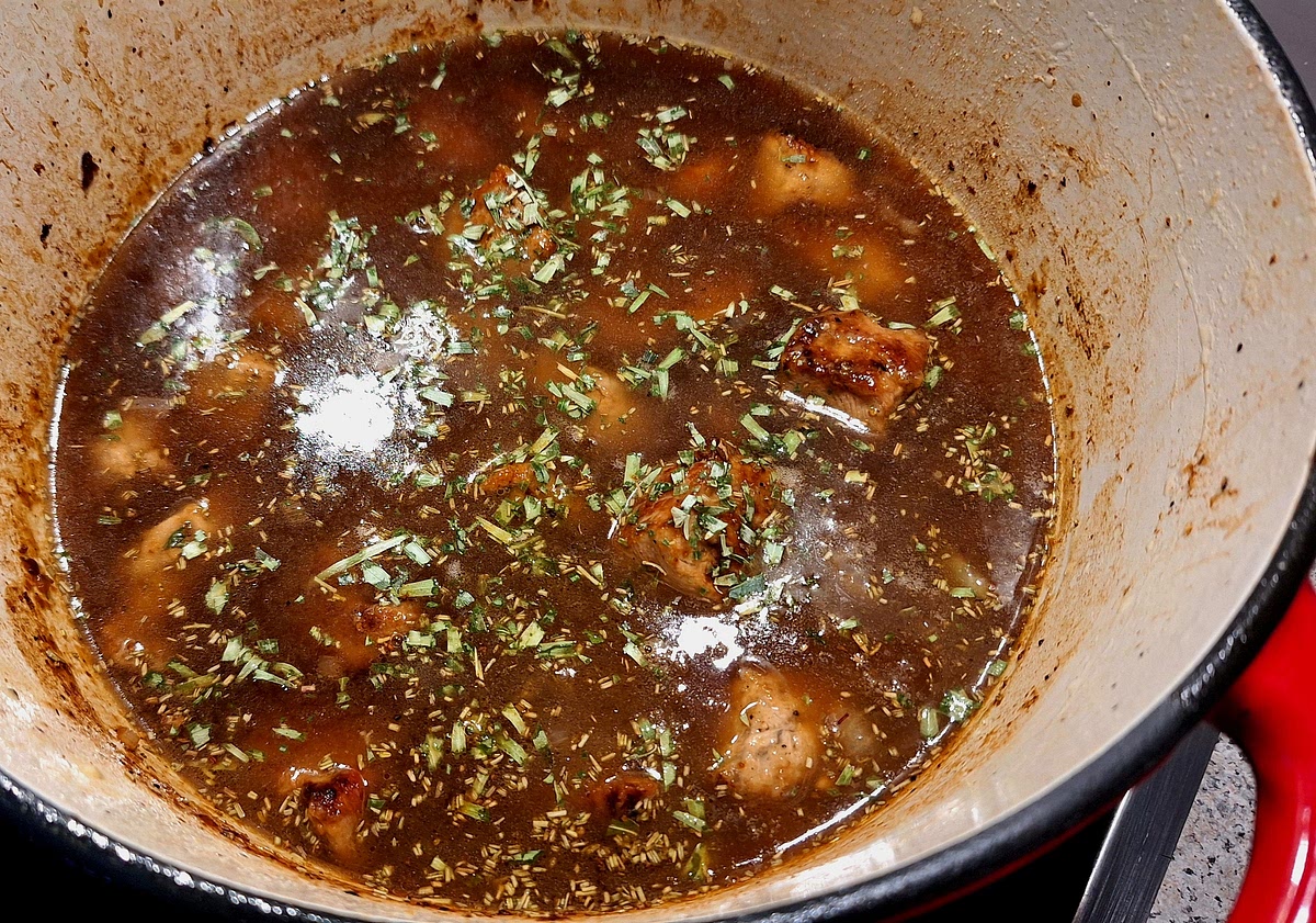 Hitze reduzieren, Fleisch wieder beigeben, zugedeckt bei kleiner Hitze ca. 2 Std. schmoren.