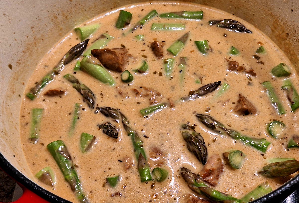 Rahm mit etwas Fond verrühren, damit er nicht flockt.
Dann den restlichen Rahm dazugiessen, aufkochen.
Spargeln hinzugeben, Hitze reduzieren und zugedeckt ca. 15 Min (für knackige) bis 20 Min (für weiche Spargeln) fertig schmoren. Abschmecken.