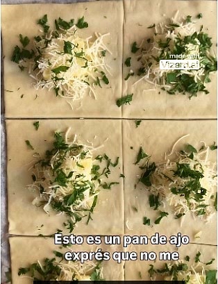 Un toque de ajo rallado y mantequilla en el centro. No mucha, solo lo justo para que el interior quede cremoso. Y tampoco te pases de ajo. Encima añadimos queso rallado que funda bien. Un poco de perejil para darle un poco de frescor y sabor. Pícalo muy finito y los polvorea con arte encima del quesito.