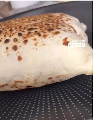 Pegamos un sartenazo por las dos caras y vemos cómo se va inflando. Vas a ver que quedan doraditos por fuera y crujientes y con todo el queso fundido por dentro.