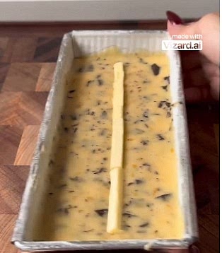 le agregué chips de chocolate, tip, ponele unos pedacitos de mantequilla, así para que el budín no te salga chueco.
