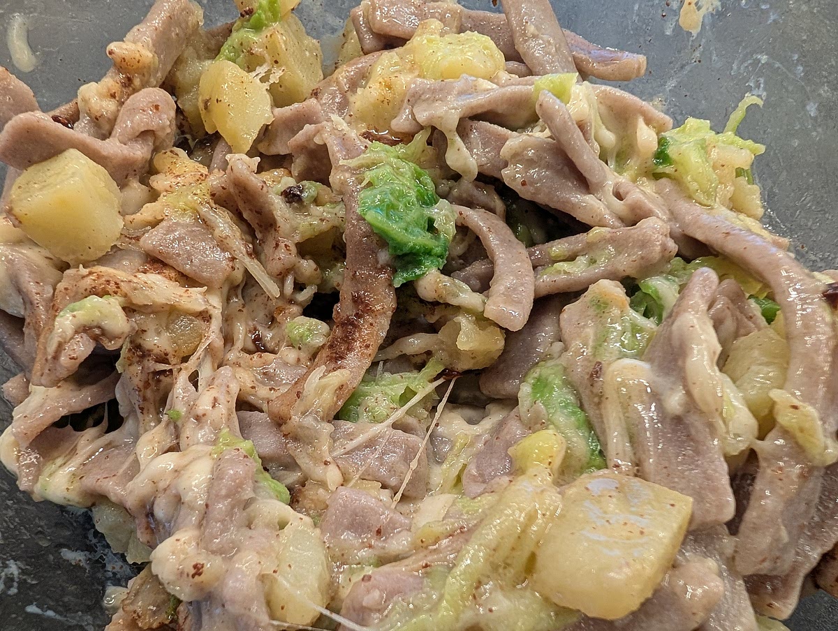 Enjoy this delicious and very stringy cheese warming pasta dish!