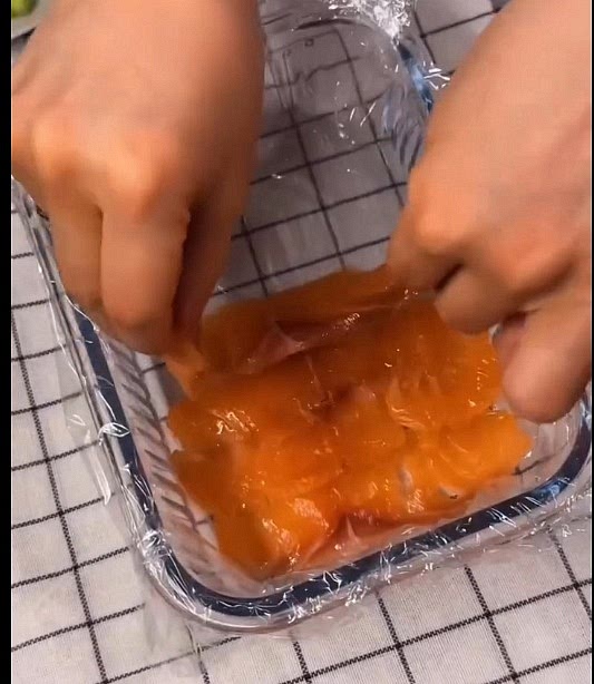 1. Cocina el arroz para sushi y déjalo enfriar un poco. En un recipiente No olvides cubrirlo con film transparente, Añade el salmón