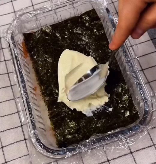 Pon una lamina de alga nori y encima pon el queso crema,