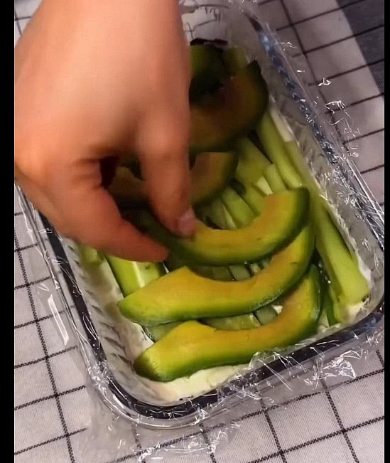 encima el pepino, el aguacate cortados en tiras
