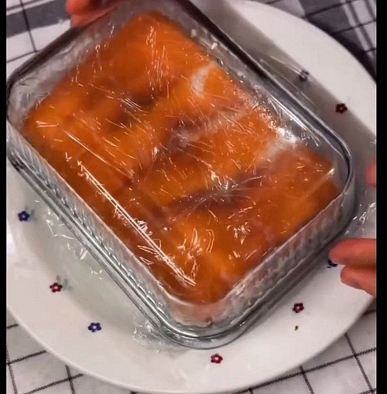 Refrigera durante aproximadamente 1 hora… Yo no lo hice, ¡pero cuando lo probé más tarde, noté la diferencia! Dale la vuelta, añade las semillas de sésamo y córtalo en rodajas.