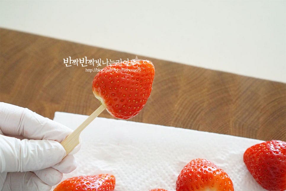 나무꼬치에 하나씩 끼워줍니다. 종이컵 크기가 크지 않기 때문에 종이컵 탕후루를 만들 때는 크기에 따라 한두 개 정도씩만 나무꼬치에 끼워주는 게 만들기 수월합니다.