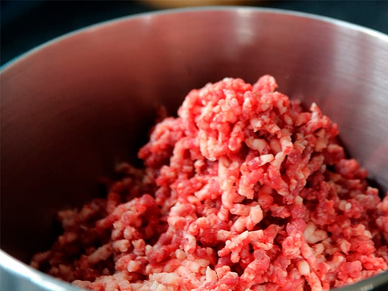In a large bowl, mix the ground beef, onions, garlic, Worcestershire sauce, and mustard and combine thoroughly