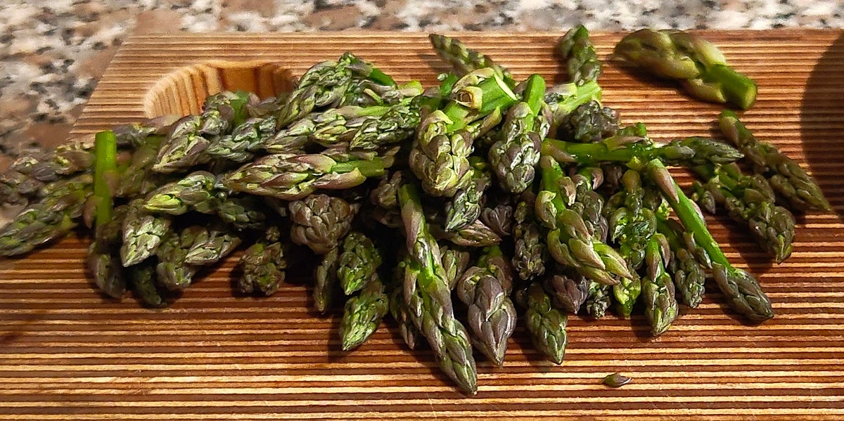 Preparazione asparagi
Taglia:
punte (intere)
gambi morbidi a rondelle sottili
Metti da parte le parti dure del gambo.