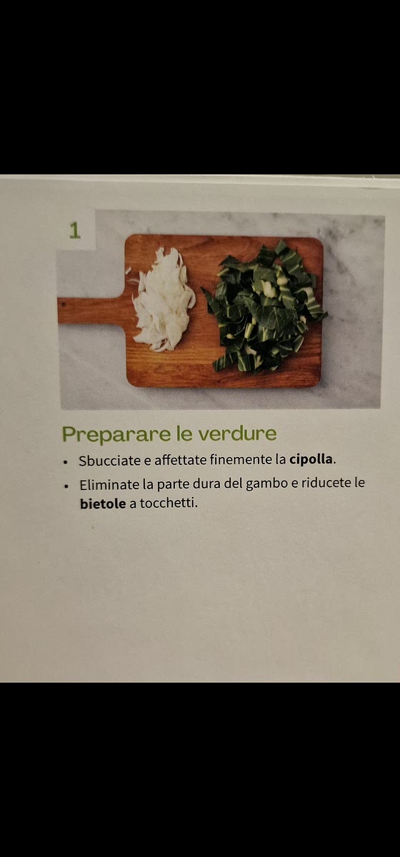 1 Preparare le verdure Sbucciate e affettate finemente la cipolla.
Eliminate la parte dura del gambo e riducete le
bietole a tocchetti.