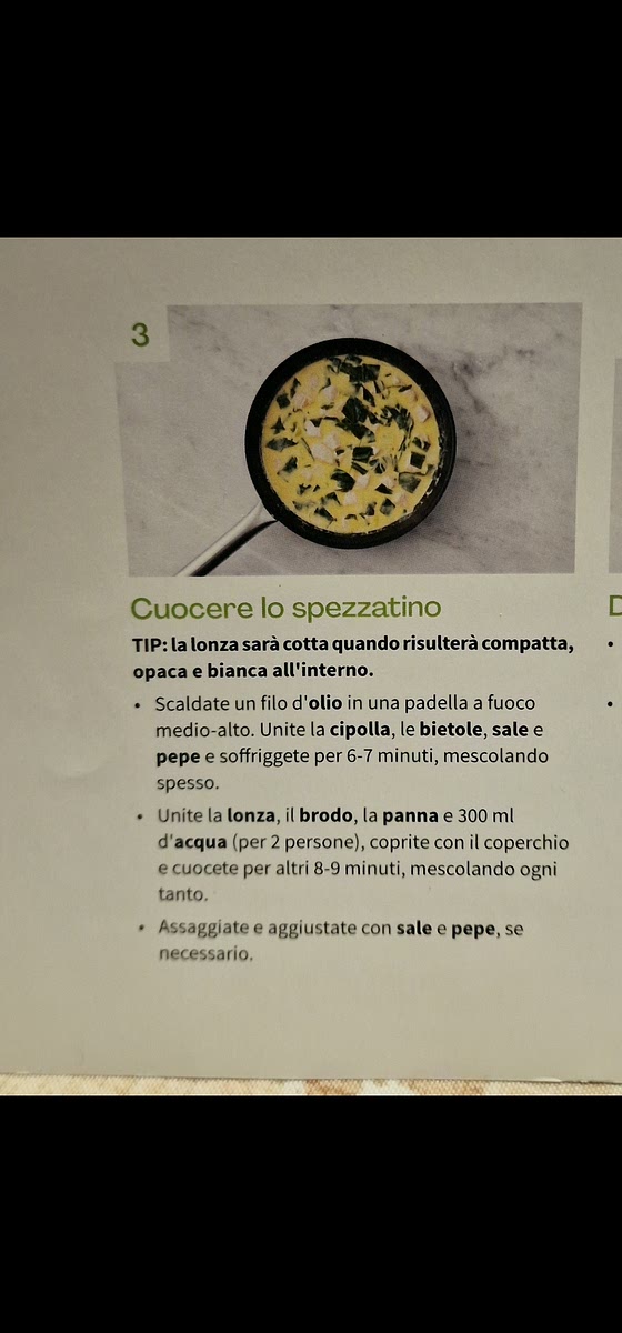 3 Cuocere le frittelle • Pulite la padella usata in step 1 con carta da cucina e riportatela su fuocc
medio con 2-3 cucchiai di olio, • Disponete nella padella un cucchiaio di impasto per volta, fino a formare
6-8 frittelle e cuocete per 3-4 minuti per lato, finché saranno dorate. • Tagliate il pomodoro a cubetti e raccoglietelo in una ciotola con l'insalata
(ricordate di lavarla bene) e gli anelli di cipolla marinata. Condite con sale,
aceto e olio a piacere,