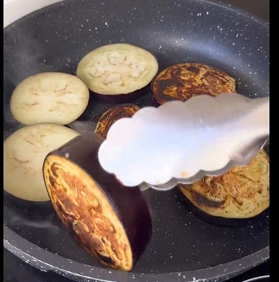 Una berenjena en trozos gordos con la cáscara, que la quemé en una sartén vuelta y vuelta.