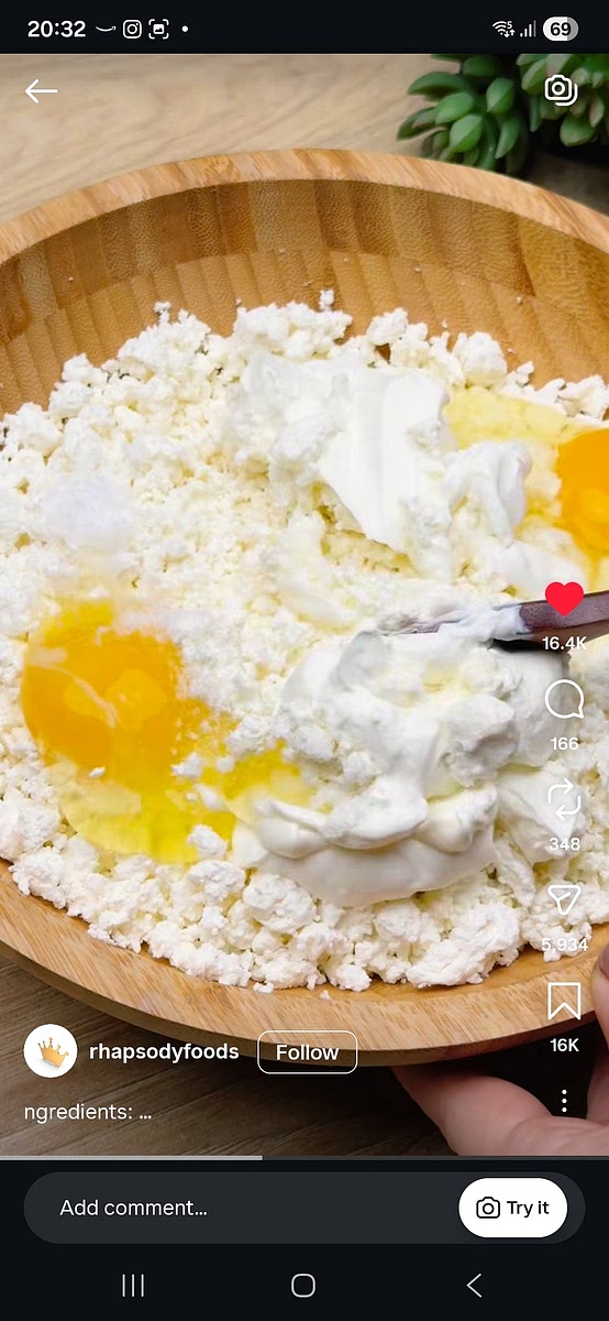 Put ricotta, salt, cream and 2 eggs in bowl.
Lightly butter 3 sheets of pastry oneontop of the other. Then add thin layer of cheese mix, spread evenly.
Roll, then roll into a spiral and put in the middle of a round pan.
Continue with thw rest following the spiral to fill the pan.
Spread crust mixture over the top.
Oven at 180° for 45mims - golden