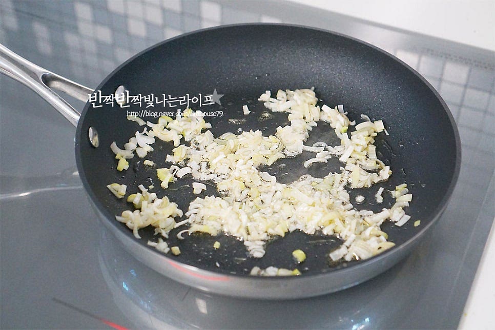달군 팬에 식용유 2 큰 술 두르고 파를 볶아 달큰하고 향긋한 파기름을 내어줍니다. 대파가 나른하게 볶아지면 양념해둔 소고기를 볶아주어요. 덩어리지지 않도록 살살 풀어가며 익혀 식감을 살려줍니다. 밑간하지 않고 고소하게 볶아도 맛있지만 소불고기 양념같이 단짠으로 밑간하여 볶으면 아이들과 같이 먹기에 좋답니다. 다진 소고기가 익으면 썰어둔 야채와 버섯을 넣어줍니다. 재료가 서로 어우러질 수 있도록 볶아줍니다.