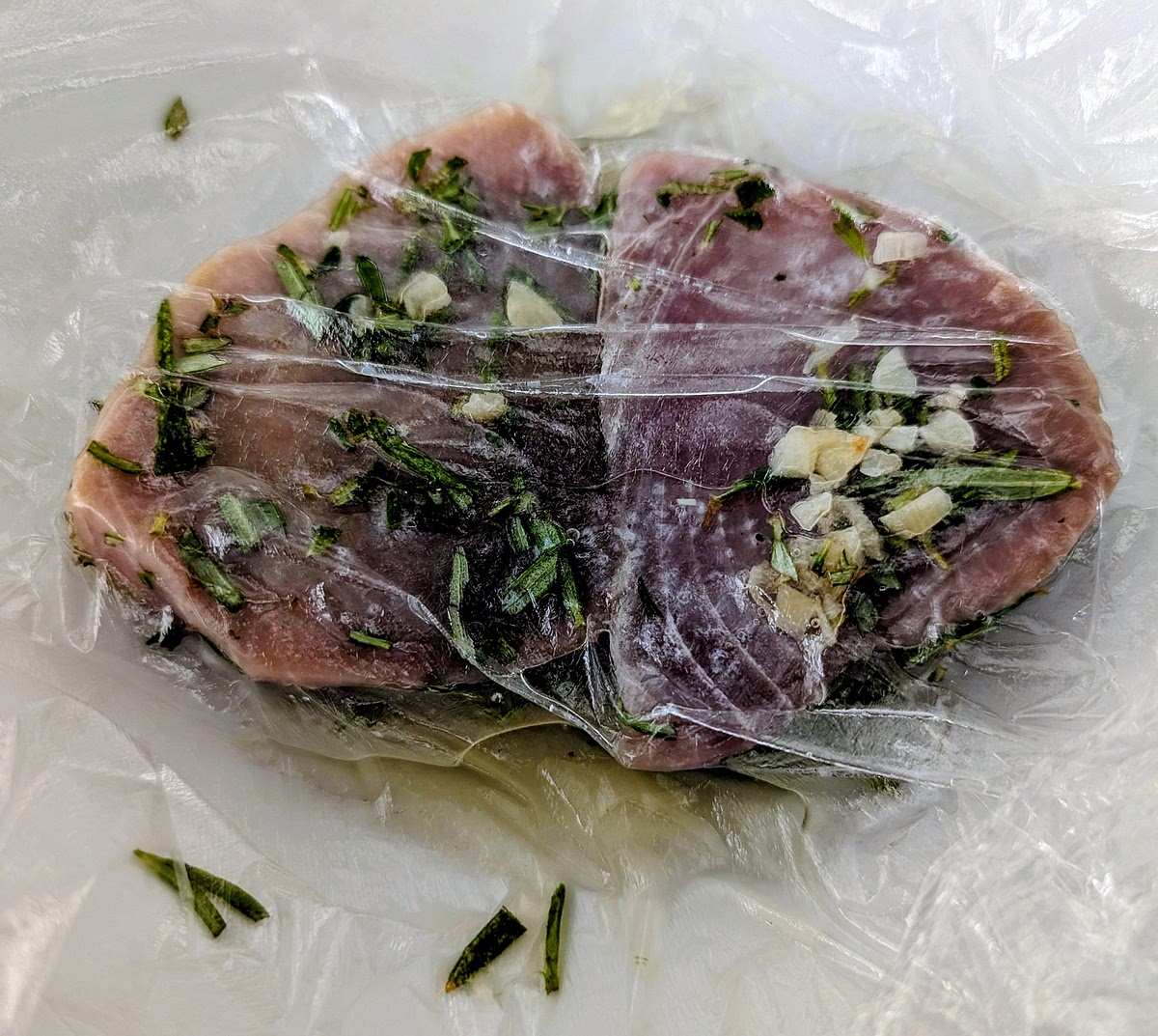 Place the tuna on a plate, drizzle with the olive oil and lemon juice, then sprinkle on top the chopped rosemary leaves and garlic. Flip them a couple of times to ensure that both sides are coated, then cover with cling film and marinate them in the fridge for at least 1/2 hour.