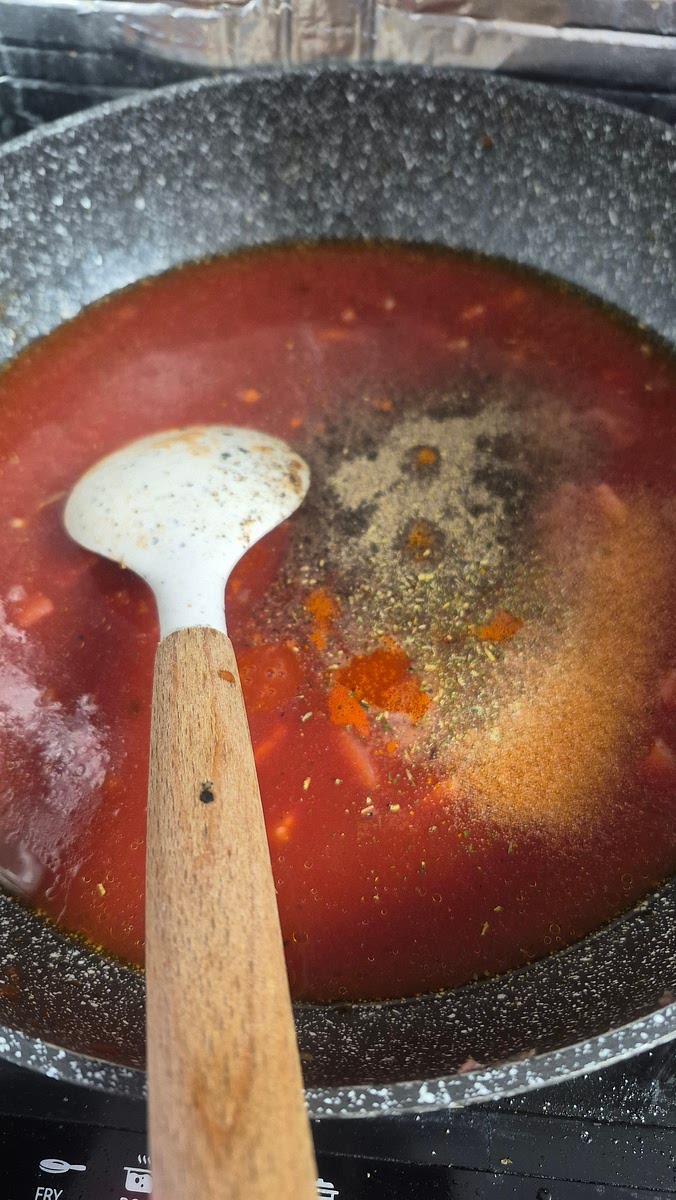 500 ml bulion
1 lingurita pasta de ardei
3 linguri de pasta de rosii (iese sosul mai ferm)
O lingurita de sare (dupa gust)
O jum de lingurita de piper
O jum de lingurita de pra de usturoi
O lingurita rasa de zahar Toate astea sunt orientative. Eu cam atat pun, dar sosul trebuie gustat dupa vreo 5 minute si pitrivit la gust. Daca e prea gros, afaugi o jumatate de cana de apa, daca e prea subtire mai pui pasta de rosii. Lasa sa dea in clocot vreo 10 minute maxim