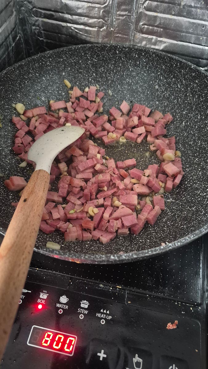 Tai in bucatele cateii de usturoi si baconul. Pui vreo 3 linguri de ulei de masline si calesti pana baconul se orajeste un pic, fara sa razi usturoiul (max 10 min)