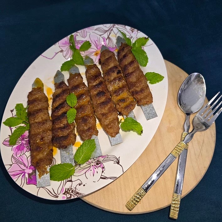Preheat grill, pan, or nonstick pan. Brush kababs with oil.