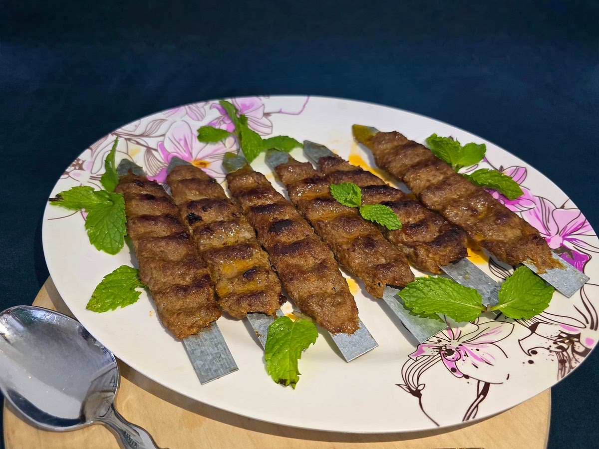 Serve hot, sprinkled with sumaq and garnished with mint leaves, alongside rice or bread.