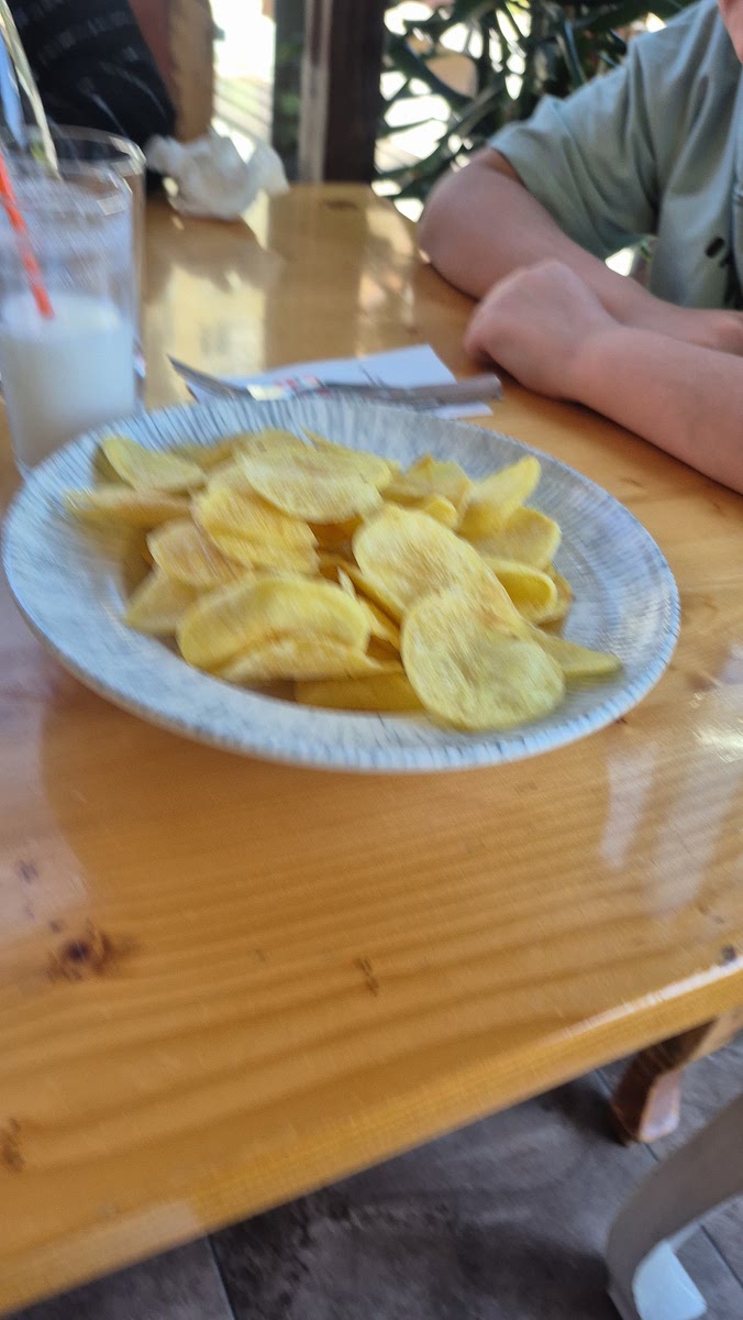 1.Cut the potatoes into cubes.
2.pointing them out (it depends on how much you want)
3.Then we put the potatoes in a tray, of course with baking paper underneath.
4.We put them in the oven.
5.We wait for them to be ready and take them out.
6.They are ready.