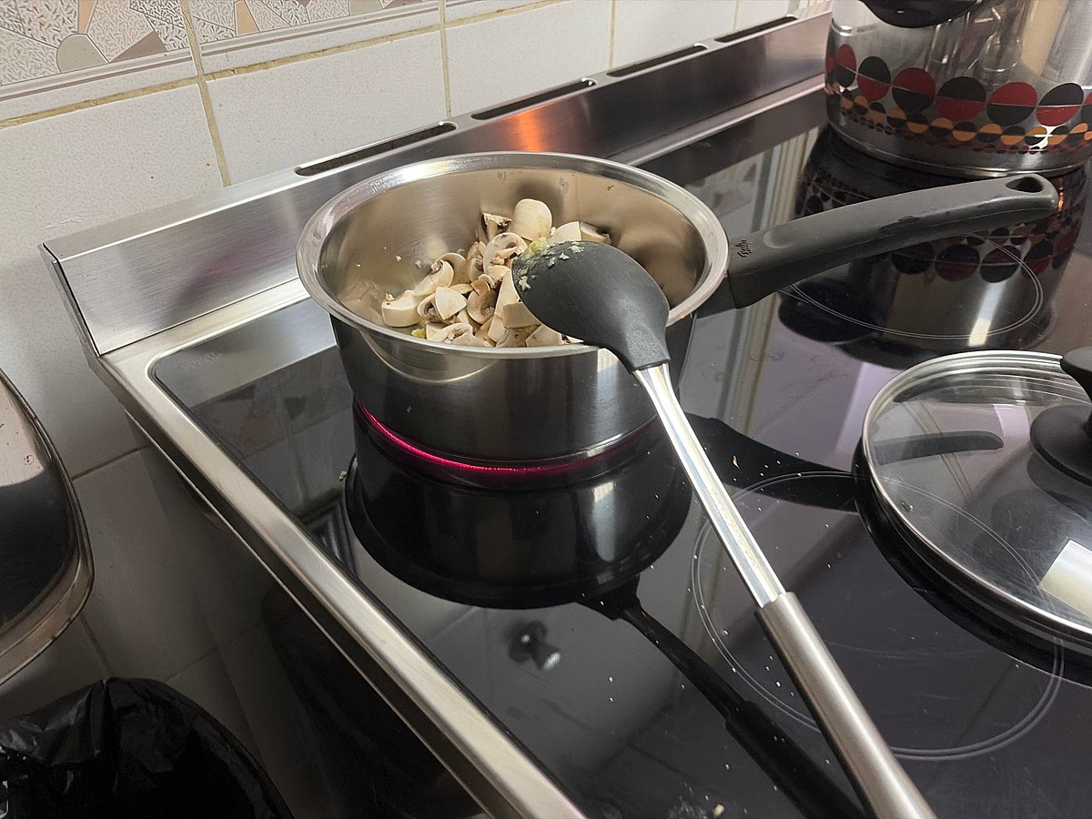 Put on maximum heat until you smell it (5 min ish keep mixing). Then put all the mushrooms and put on minimum.